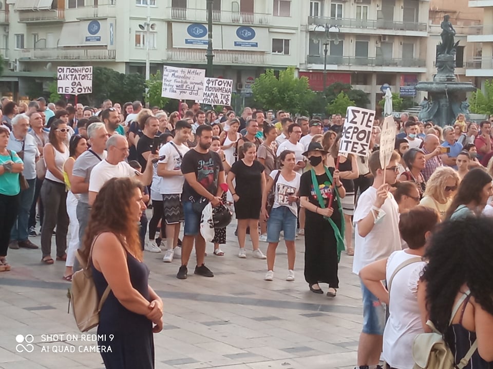 ΠΑΤΡΑ - ΒΙΝΤΕΟ: Συγκέντρωση κατά των εμβολίων! Ζήτησαν να συλληφθούν οι βουλευτές και η Πρόεδρος της Δημοκρατίας - Και να αναλάβει ο Στρατός