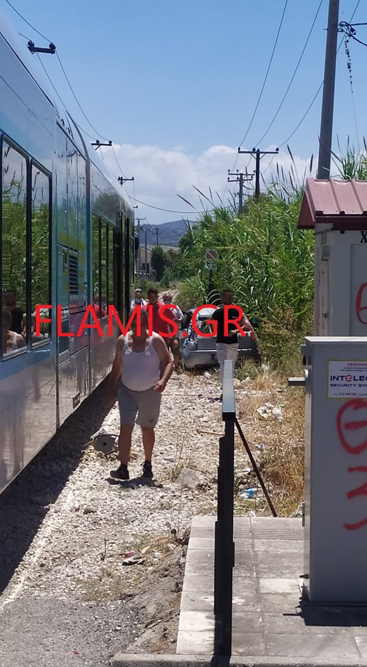 ΠΑΤΡΑ - ΤΩΡΑ: Το τρένο εκτίναξε ΙΧ στη Βενιζέλου - ΦΩΤΟ