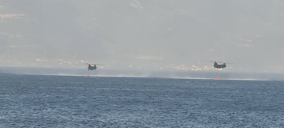 ΔΕΙΤΕ ΦΩΤΟ ΚΑΙ ΒΙΝΤΕΟ: Ο Στρατός σβήνει τη φωτιά στο Λαμπίρι... από αέρος