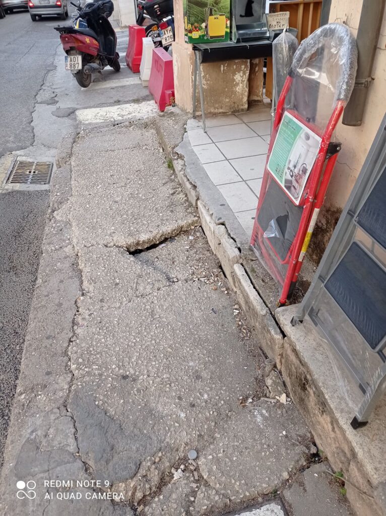 ΠΑΤΡΑ: Πεζοδρόμιο - φονιάς! Στο κέντρο της πόλης - ΦΩΤΟ