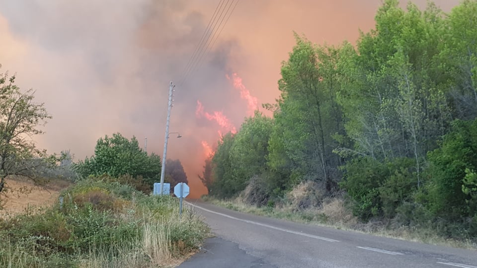 Μάχη όλη τη νύχτα με τις φλόγες - "Κόλαση" κοντά στον Λάλα - Δεύτερο μέτωπο στην Βαρβάσαινα - ΦΩΤΟ και ΒΙΝΤΕΟ