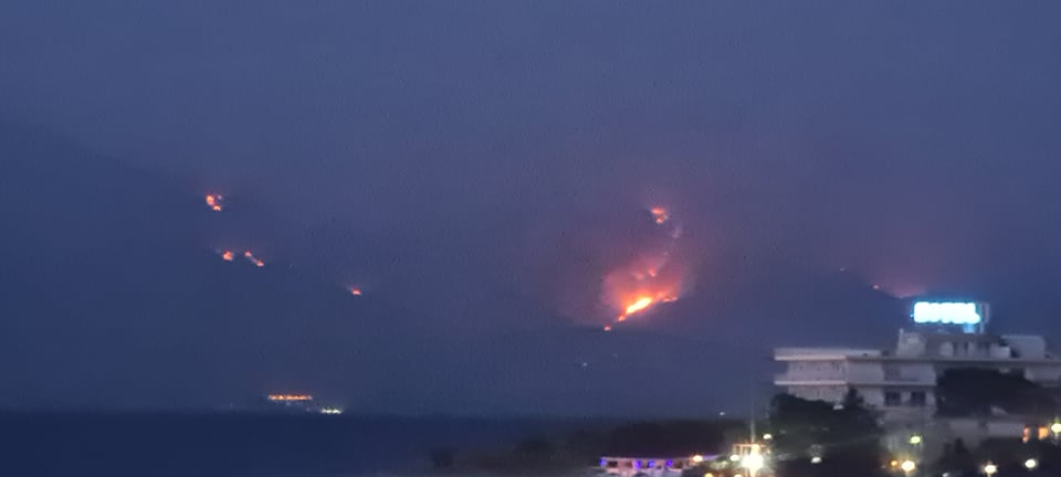 Ορατή από τις παραλίες της Αχαϊας η φωτιά στη Φωκίδα – ΦΩΤΟ