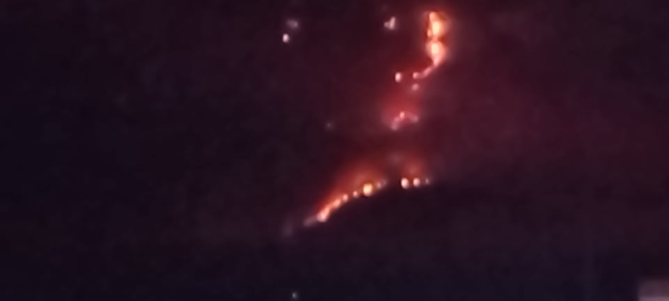 Ορατή από τις παραλίες της Αχαϊας η φωτιά στη Φωκίδα – ΦΩΤΟ
