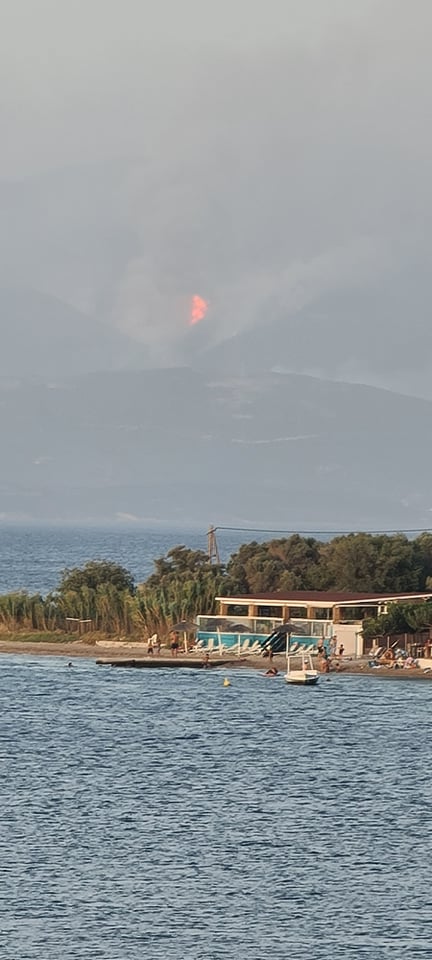 Ορατή από τις παραλίες της Αχαϊας η φωτιά στη Φωκίδα – ΦΩΤΟ
