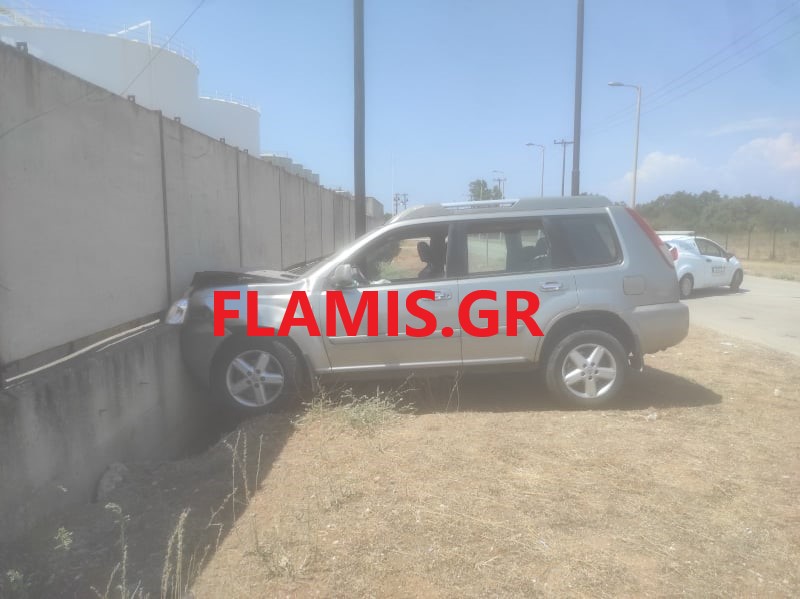 ΔΕΙΤΕ ΦΩΤΟ: SUV "καρφώθηκε" σε μάντρα εργοστασίου στην ΒΙΠΕ Πατρών - Δύο τραυματίες