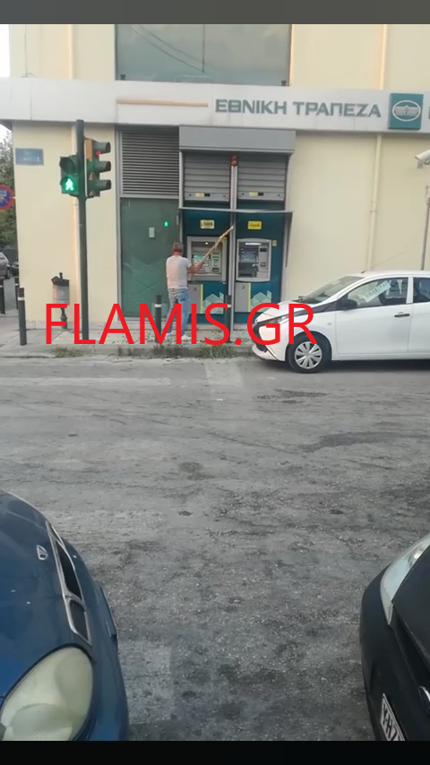 ΠΑΤΡΑ: "Τα πήρε στο κρανίο" και... χτύπαγε το ΑΤΜ στην Εθνική Τράπεζα - ΦΩΤΟ ΚΑΙ... ΑΠΙΣΤΕΥΤΟ ΒΙΝΤΕΟ
