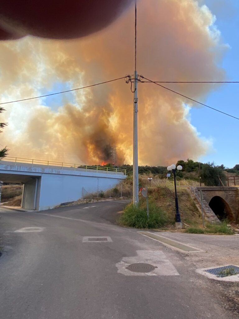 Ο ΔΗΜΑΡΧΟΣ ΑΙΓΙΑΛΕΙΑΣ ΔΗΜΗΤΡΗΣ ΚΑΛΟΓΕΡΟΠΟΥΛΟΣ ΓΙΑ ΤΗΝ ΦΩΤΙΑ ΣΕ ΖΗΡΙΑ - ΛΑΜΠΙΡΙ - ΜΠΟΥΚΑ - ΚΑΜΑΡΕΣ - ΛΟΓΓΟ