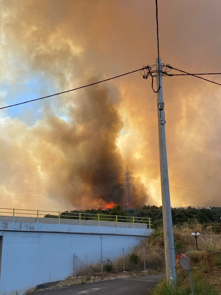 Ο ΔΗΜΑΡΧΟΣ ΑΙΓΙΑΛΕΙΑΣ ΔΗΜΗΤΡΗΣ ΚΑΛΟΓΕΡΟΠΟΥΛΟΣ ΓΙΑ ΤΗΝ ΦΩΤΙΑ ΣΕ ΖΗΡΙΑ - ΛΑΜΠΙΡΙ - ΜΠΟΥΚΑ - ΚΑΜΑΡΕΣ - ΛΟΓΓΟ