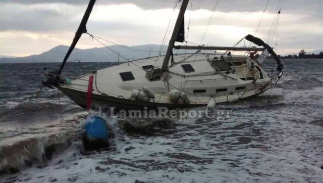 Φθιώτιδα: Σκάφος βγήκε στη στεριά στον Άγιο Κωνσταντίνο (Φωτό)