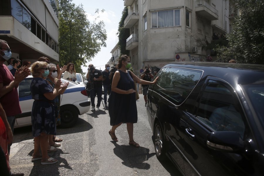 Μίκης Θεοδωράκης: «Αθάνατος» φώναζε ο κόσμος έξω από το σπίτι του – Με κλαδιά βασιλικού τον έρανε η Μ. Φαραντούρη