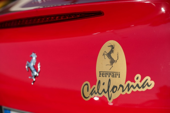 «Κόκκινο» το λιμάνι του Πειραιά από τις 30 Ferrari που ήλθαν για τις Ημέρες Θάλασσας - Δείτε εντυπωσιακές εικόνες