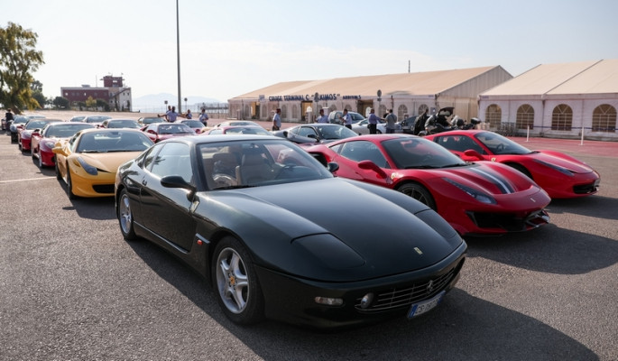 «Κόκκινο» το λιμάνι του Πειραιά από τις 30 Ferrari που ήλθαν για τις Ημέρες Θάλασσας - Δείτε εντυπωσιακές εικόνες