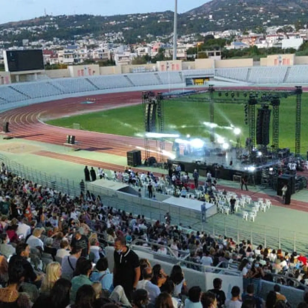ΔΕΙΤΕ ΦΩΤΟ: Πόσοι ήσαν χθες στη συναυλία Πρωτοψάλτη - Χατζηγιάννη στο Παμπελοποννησιακό