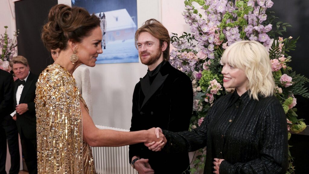 Η Kate Middleton εντυπωσίασε στην πρεμιέρα της νέας ταινίας James Bond Η Kate Middleton εντυπωσίασε στην πρεμιέρα της νέας ταινίας James Bond