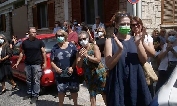 Μίκης Θεοδωράκης: «Αθάνατος» φώναζε ο κόσμος έξω από το σπίτι του – Με κλαδιά βασιλικού τον έρανε η Μ. Φαραντούρη