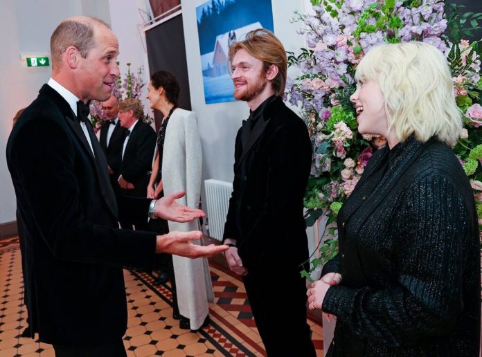 Η Kate Middleton εντυπωσίασε στην πρεμιέρα της νέας ταινίας James Bond Η Kate Middleton εντυπωσίασε στην πρεμιέρα της νέας ταινίας James Bond