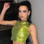 H Dua Lipa μας δείχνει πώς θα φορέσουμε τις παγιέτες