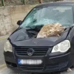 Αράχωβα: Βράχος από το… πουθενά διέλυσε αυτοκίνητο