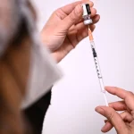 AXAΪΑ: Αυτό είναι το νέο μέτρο που εφαρμόζει από την Δευτέρα η κυβέρνηση σε όλους τους ανεμβολίαστους