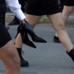 ΠΑΤΡΑ - ΑΠΙΣΤΕΥΤΟ! Παρέλασε ξυπόλητη κρατώντας... τις γόβες της που την ενοχλούσαν