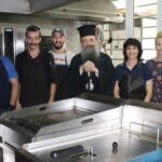 ΠΑΤΡΑ: Μοιράζονται πάνω από 1.500 μερίδες φαγητού τη μέρα από την εκκλησία στους απόρους