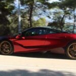 Οδηγός μηχανής προκάλεσε ζημιά 40.000 ευρώ σε μία McLaren για μία... φωτογραφία! (εικόνες)
