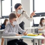 ENTAΣΗ ΣΕ ΣΧΟΛΕΙΑ ΤΗΣ ΠΑΤΡΑΣ ΜΕ ΚΡΟΥΣΜΑΤΑ ΜΑΘΗΤΩΝ: Γονείς απειλούν ανεμβολίαστους δασκάλους!