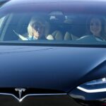 H Bασίλισσα Ράνια οδηγεί το Tesla της με συνοδηγό την Καμίλα (βίντεο)