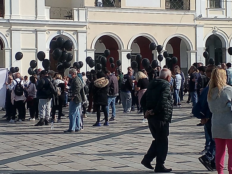 ΠΑΤΡΑ: Κατάμεστη η Πλατεία Γεωργίου! Αντιδρά η εστίαση στα μέτρα - Εκαναν πορεία - ΦΩΤΟ