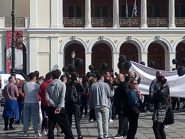 ΠΑΤΡΑ: Κατάμεστη η Πλατεία Γεωργίου! Αντιδρά η εστίαση στα μέτρα - Εκαναν πορεία - ΦΩΤΟ