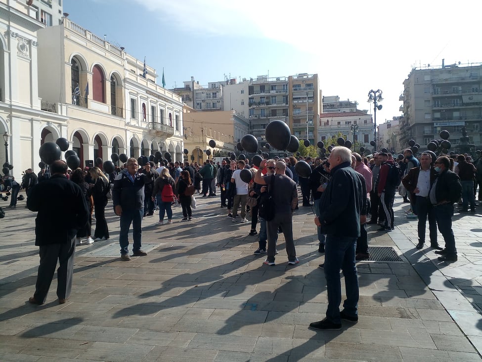 ΠΑΤΡΑ: Κατάμεστη η Πλατεία Γεωργίου! Αντιδρά η εστίαση στα μέτρα - Εκαναν πορεία - ΦΩΤΟ