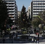 Η Αθήνα φόρεσε τα γιορτινά της – Εντυπωσιακό το χριστουγεννιάτικο δέντρο