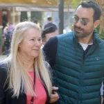 Ο Σάκης Τανιμανίδης βόλταρε με τη μητέρα του στο κέντρο της Αθήνας