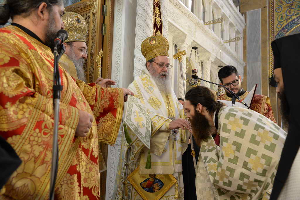 ΠΑΤΡΑ: Χειροτονήθηκε νέος κληρικός - ΦΩΤΟ