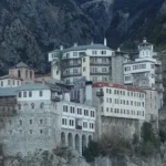 Με κορωνοϊό δεκάδες μοναχοί στα κελιά του Αγίου Όρους