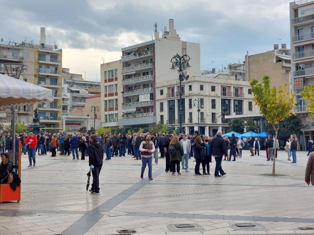 ΠΑΤΡΑ - ΔΕΙΤΕ ΦΩΤΟ: Μεγάλη συγκέντρωση εμπόρων και ιδιοκτητών εστίασης στην Πλ. Γεωργίου