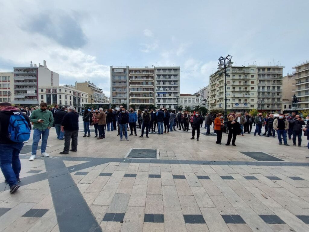 ΠΑΤΡΑ - ΔΕΙΤΕ ΦΩΤΟ: Μεγάλη συγκέντρωση εμπόρων και ιδιοκτητών εστίασης στην Πλ. Γεωργίου