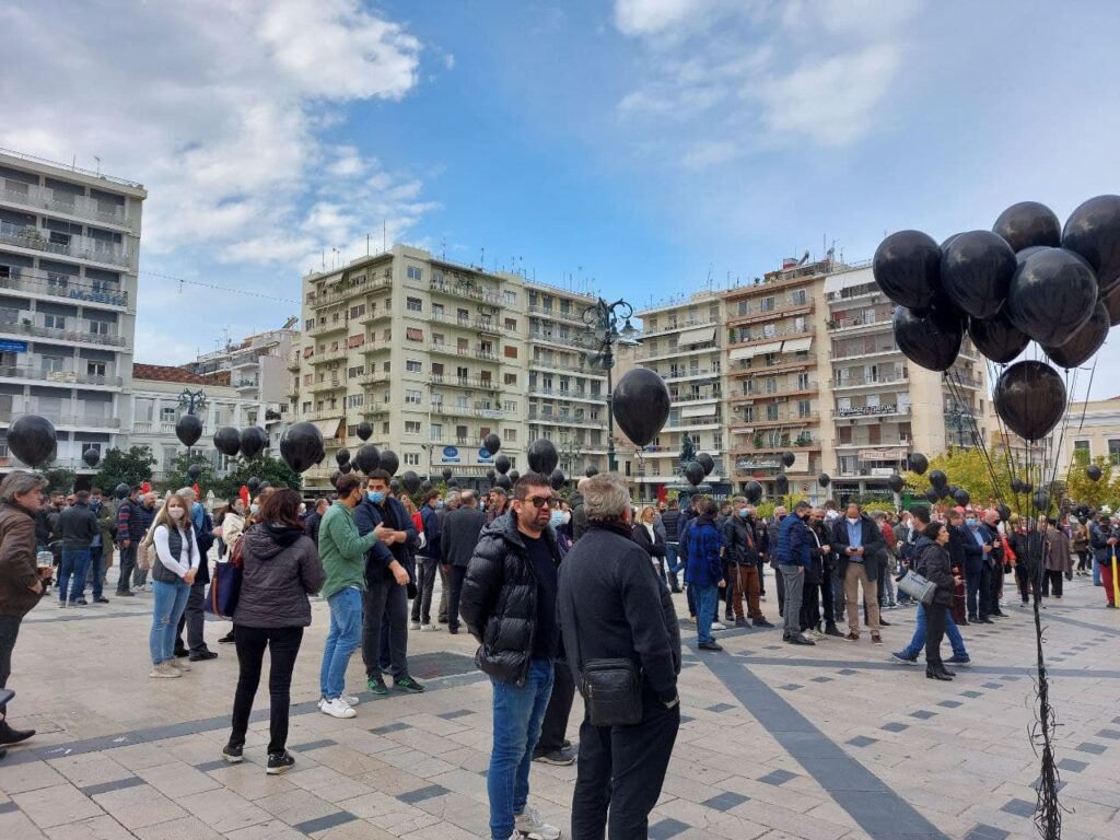 ΠΑΤΡΑ - ΔΕΙΤΕ ΦΩΤΟ: Μεγάλη συγκέντρωση εμπόρων και ιδιοκτητών εστίασης στην Πλ. Γεωργίου