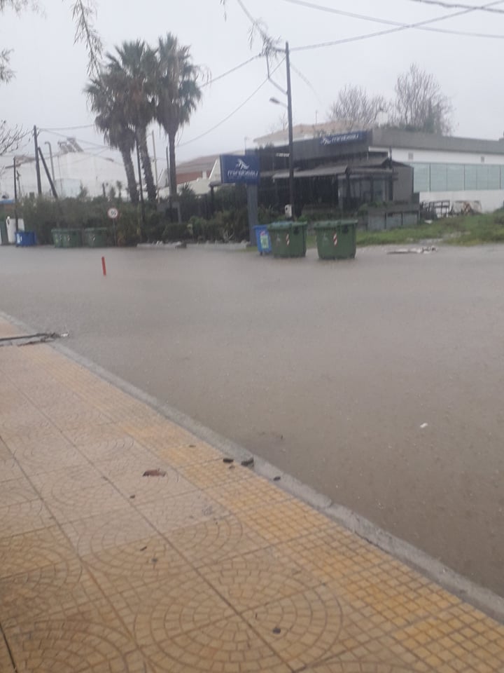 ΔΕΙΤΕ ΠΟΛΛΕΣ ΦΩΤΟ: Πλημμύρισε ο Αϊ Βασίλης! Εικόνες κατακλυσμού μπροστά από το Jazi Mare