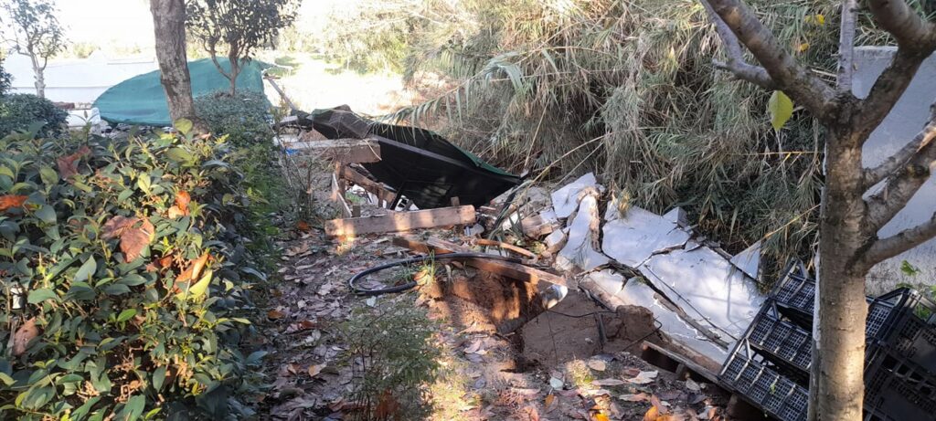 Η μανία του νερού στο Βουπράσιο! Εριξε μαντρότοιχο βυθισμένο 2 μέτρα στο έδαφος! ΔΕΙΤΕ ΦΩΤΟ