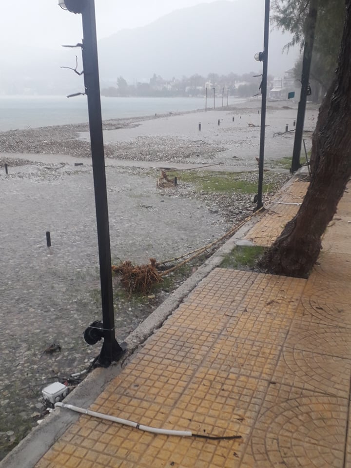 ΔΕΙΤΕ ΠΟΛΛΕΣ ΦΩΤΟ: Πλημμύρισε ο Αϊ Βασίλης! Εικόνες κατακλυσμού μπροστά από το Jazi Mare