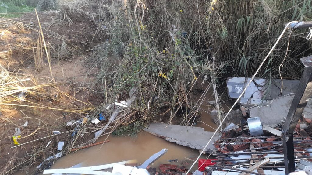 Η μανία του νερού στο Βουπράσιο! Εριξε μαντρότοιχο βυθισμένο 2 μέτρα στο έδαφος! ΔΕΙΤΕ ΦΩΤΟ