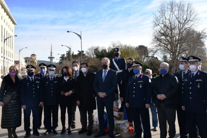 Ποντιακά κάλαντα άκουσε ο Υφυπουργός Εσωτερικών Σταύρος Καλαφάτης – Αντάλλαξε ευχές και στο βαρέλι του Τροχονόμου