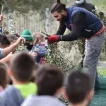 ΠΑΤΡΑ: Μαθητές του 51ου Δημοτικού μάζεψαν ελιές – Το λάδι στο κοινωνικό παντοπωλείο και τους παιδικούς σταθμούς