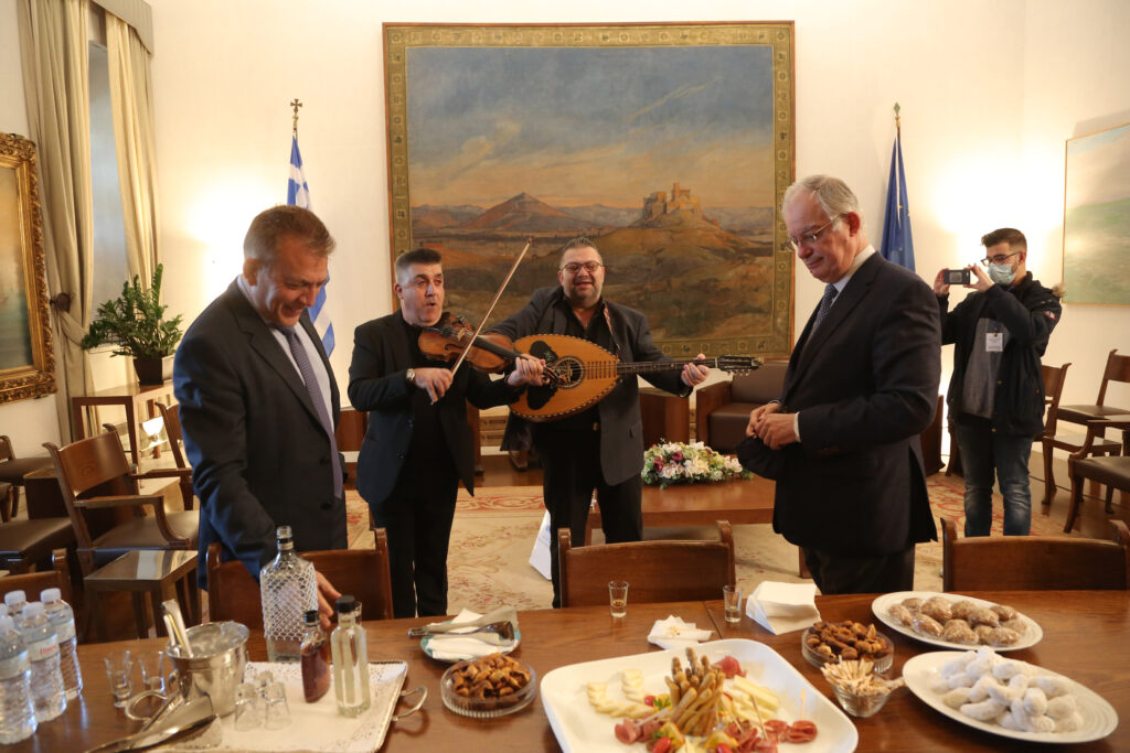 Χριστουγεννιάτικα κάλαντα στον Πρόεδρο της Βουλής - Φωτό