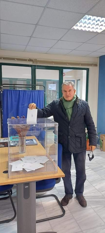 KATΣΙΚΟΠΟΥΛΟΣ: Ψήφισε Ανδρουλάκη με πράσινο κασκόλ - ΦΩΤΟ