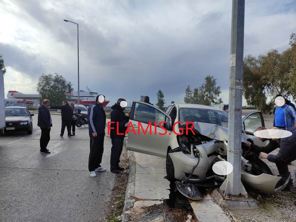ΠΑΝΙΚΟΣ ΣΤΟ ΝΕΟ ΛΙΜΑΝΙ ΠΑΤΡΑΣ: ΙΧ "καρφώθηκε" σε κολώνα! Σμπαράλια το όχημα - ΦΩΤΟ