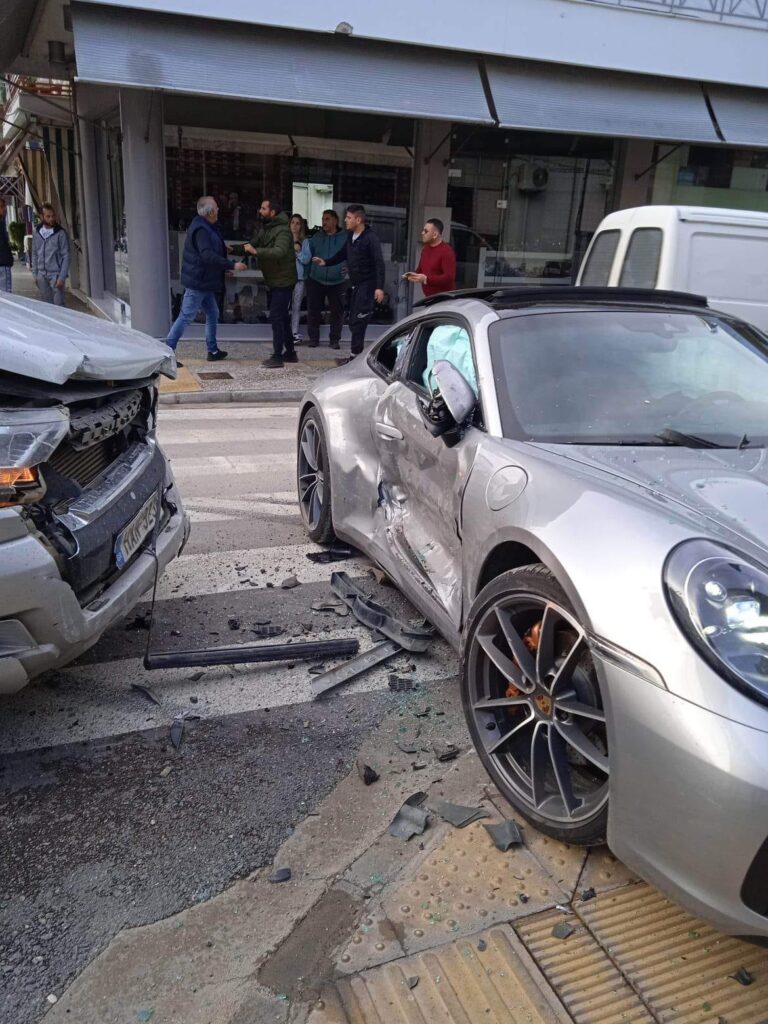 ΣΦΟΔΡΗ ΣΥΓΚΡΟΥΣΗ: Porsche έπεσε πάνω σε αγροτικό! Κατέληξε ... σε ζαχαροπλαστείο - ΦΩΤΟ