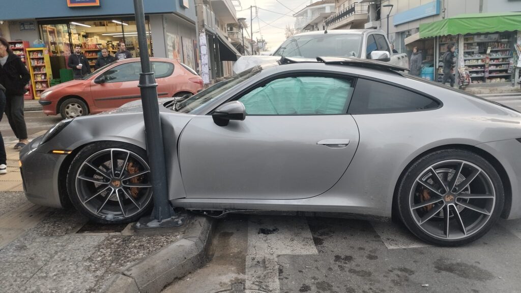 ΣΦΟΔΡΗ ΣΥΓΚΡΟΥΣΗ: Porsche έπεσε πάνω σε αγροτικό! Κατέληξε ... σε ζαχαροπλαστείο - ΦΩΤΟ