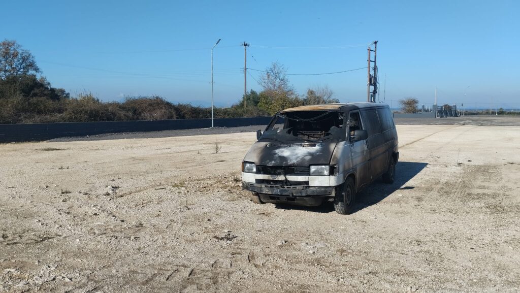 ΔΕΙΤΕ ΦΩΤΟ: Κάηκε φορτηγάκι... εν κινήσει! Πετάχτηκαν έξω οι επιβάτες